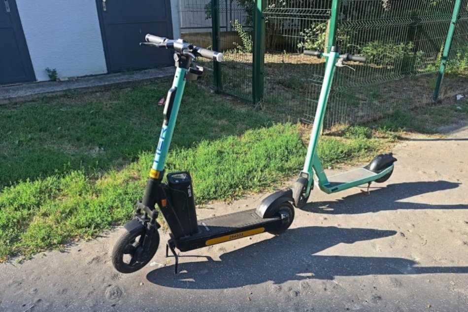 Ilustračný obrázok k článku V Nitre chceli zdaniť stojiská kolobežiek: Mesto si nie je isté kompetenciami