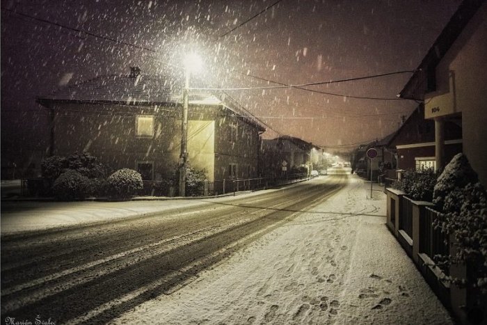 Ilustračný obrázok k článku Husté sneženie už OCHROMILO niektoré cesty: Popadané stromy a obchádzky! VIDEO