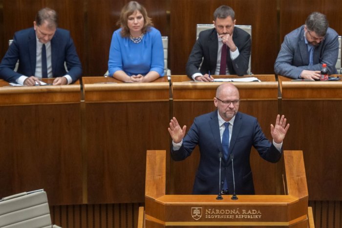 Ilustračný obrázok k článku Časť poslancov OĽANO chce o osude Hegerovej vlády hlasovať neskôr: Sulík ich VYSMIAL!