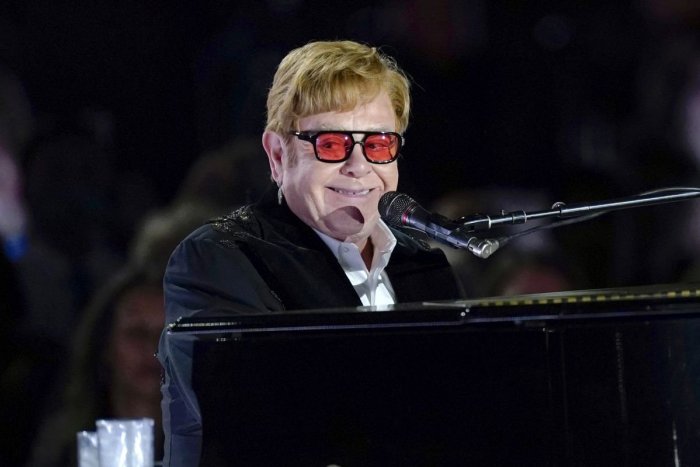 Ilustračný obrázok k článku Elton John je SMUTNÝ zo šírenia dezinformácií: Oznámil ODCHOD z platformy Twitter