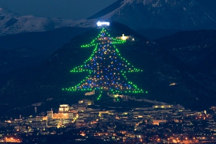 Ilustračný obrázok k článku KURIOZITA DŇA: V Taliansku rozsvietili najväčší vianočný stromček na svete