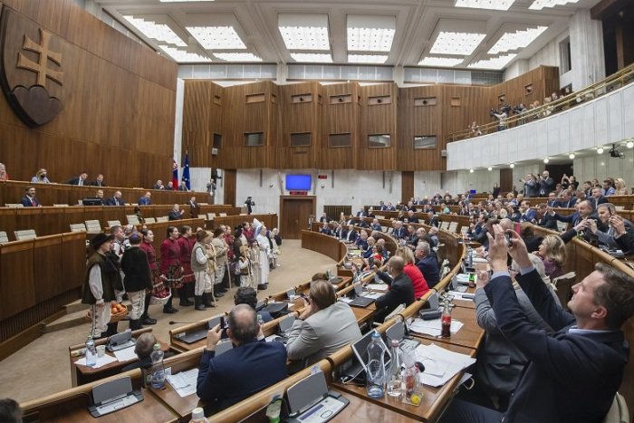 Ilustračný obrázok k článku Prieskum: Sulíkovu SaS už predbehla Republika, vláda by sa zostavovala ŤAŽKO