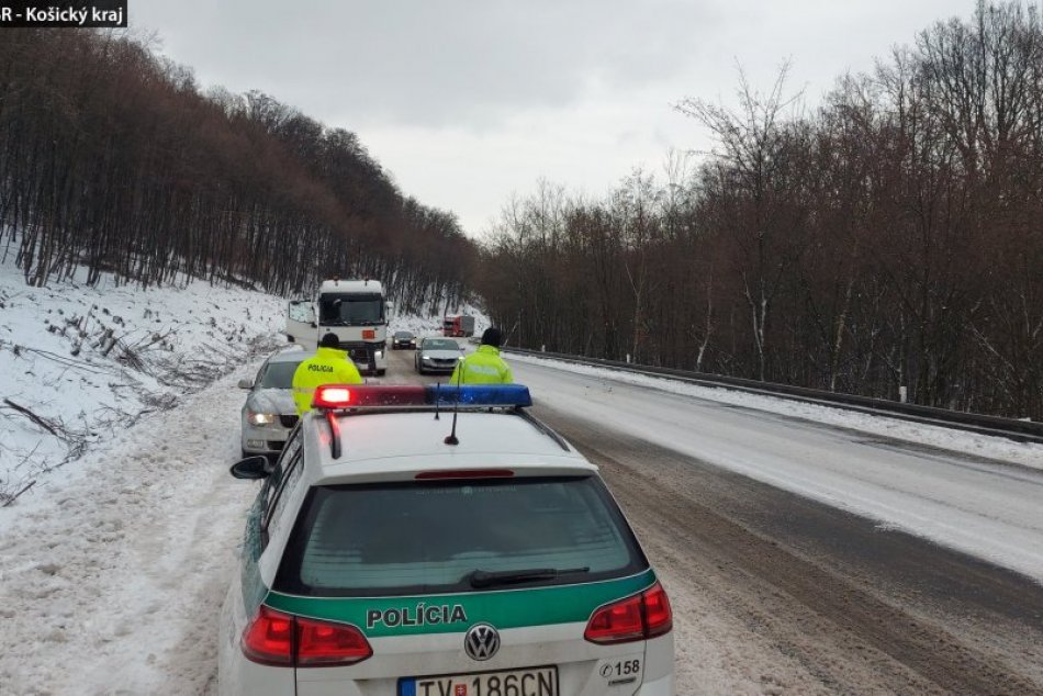 Ilustračný obrázok k článku Nehody autobusov aj náraz do sypača: V Poprade a okolí zasahujú hasiči na každom kroku