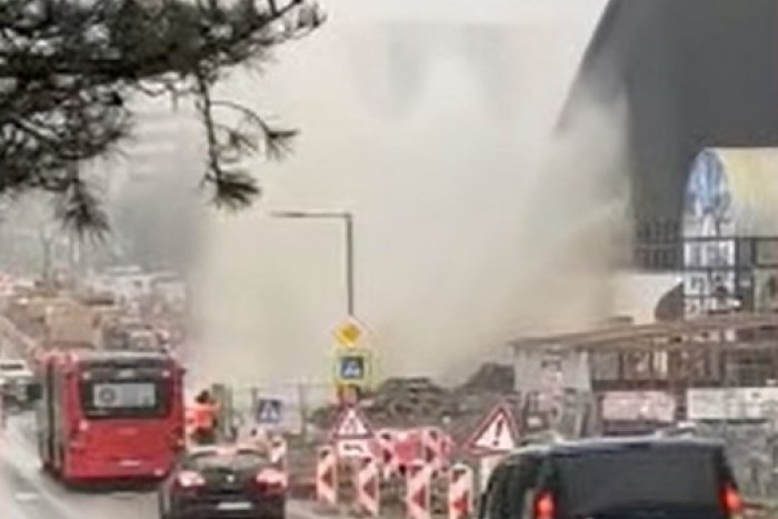 Ilustračný obrázok k článku Z prasknutého vodovodu striekal obrovský GEJZÍR: Na zimnom štadióne spôsobil hotovú katastrofu