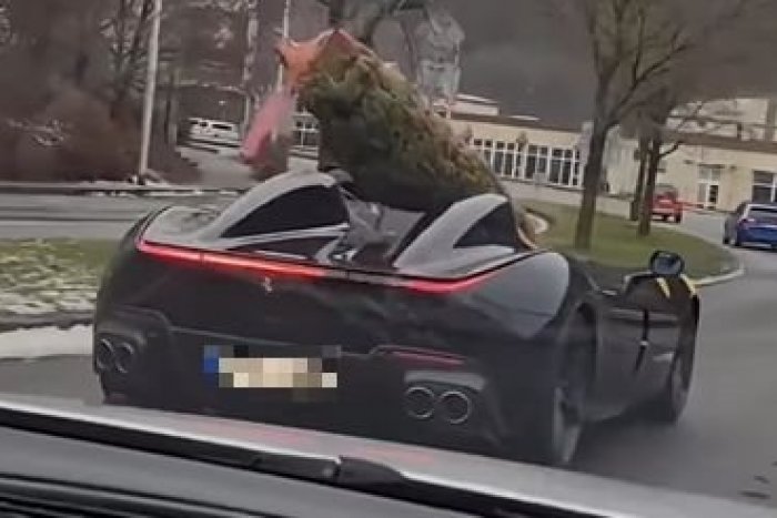 Ilustračný obrázok k článku FRAJER slovenských ciest alebo VIDELI ste už Ferrari s vianočným stromčekom? VIDEO