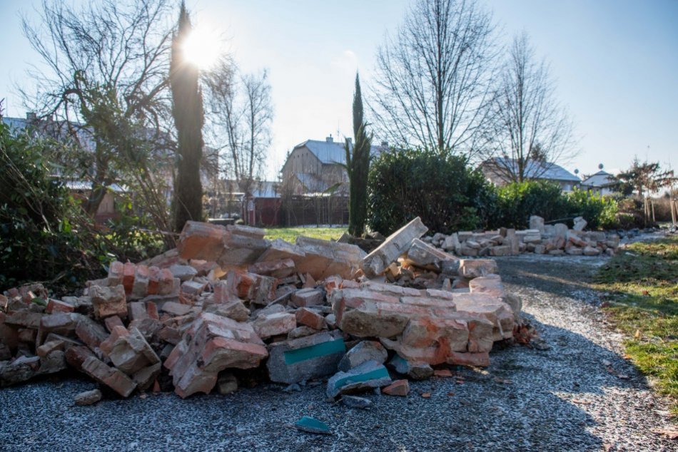 Ilustračný obrázok k článku Nelegálny plot v nitrianskom parku je preč: Mesto ho dalo zbúrať, FOTO