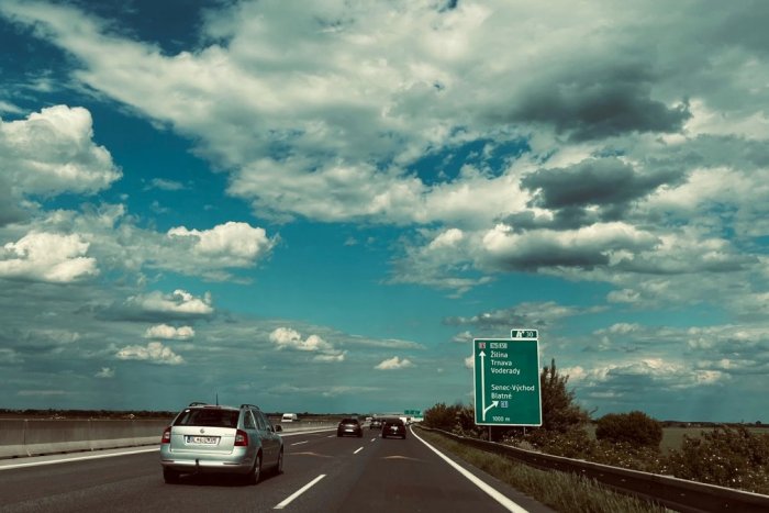 Ilustračný obrázok k článku Vláda schválila NOVÉ ceny diaľničných známok: O KOĽKO si od januára priplatíme?