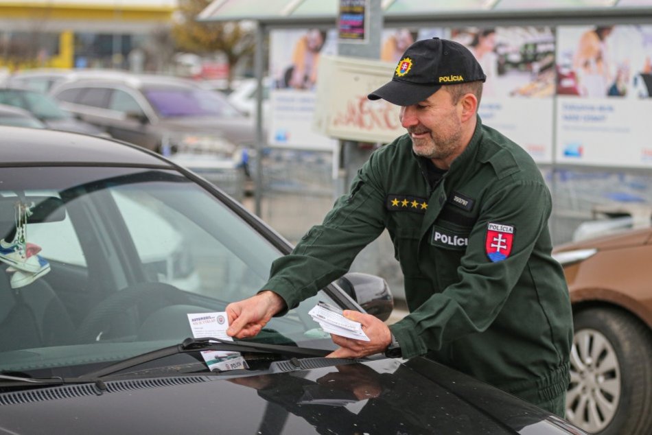 Ilustračný obrázok k článku Policajti zamierili pred obchody: Na vianočné riziká upozorňovali aj Novozámčanov