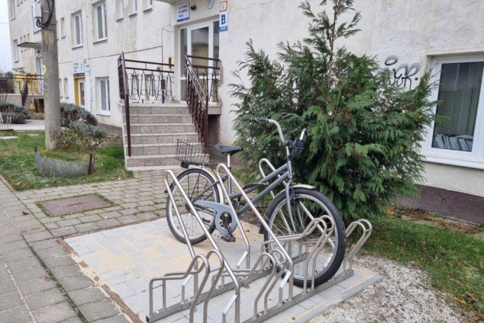 Ilustračný obrázok k článku Užitočná novinka v uliciach: Šaľanom poslúžia ďalšie stojany na bicykle a kolobežky