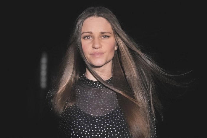 Ilustračný obrázok k článku Dominika Titková opäť nesklamala: Nitrianska speváčka vydala novú VIANOČNÚ pesničku