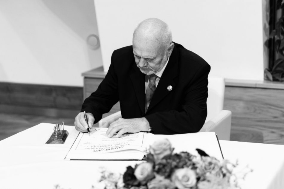 Ilustračný obrázok k článku Opustil nás významný bystrický rodák: Smrť Milana Vigaša zasiahla aj primátora Noska