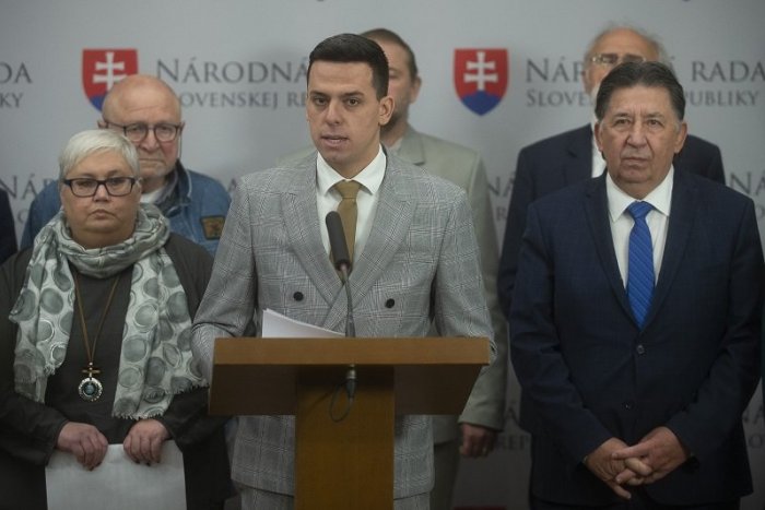 Ilustračný obrázok k článku 10 poslancov ohlásilo odchod z klubu OĽaNO, platforma ale odmieta predčasné voľby