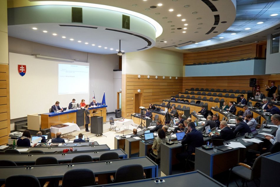 Ilustračný obrázok k článku Chcete vedieť, za čo berú plat? Štvorici podpredsedov BBSK pribudli nové povinnosti