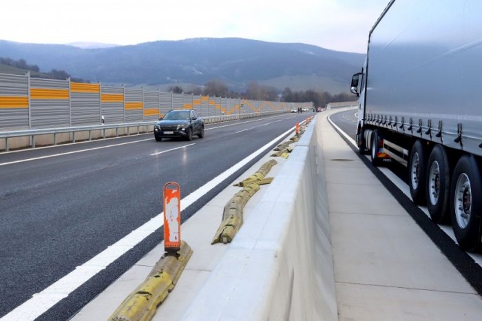 Ilustračný obrázok k článku Veľké zmeny už ODDNES! Môžeme využiť 200 kilometrov BEZPLATNÝCH diaľnic a 1-dňovú známku