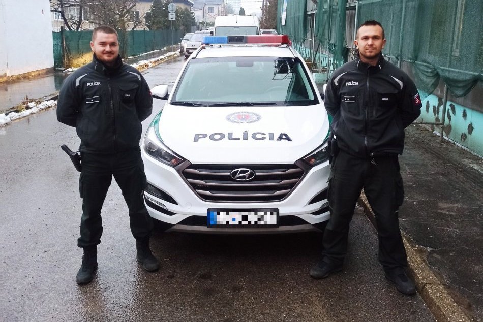 Ilustračný obrázok k článku HRDINSKÝ čin dvojice policajtov: Duchaprítomnou reakciou ZACHRÁNILI mužovi život