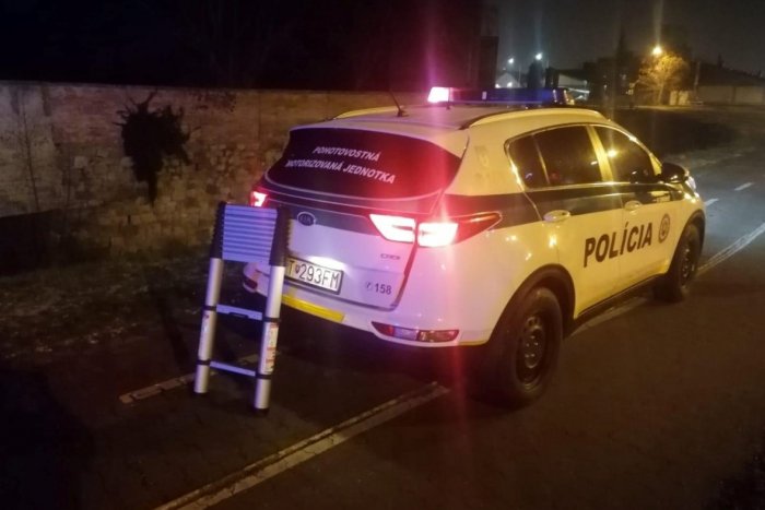 Ilustračný obrázok k článku Mladý Trnavčan takmer zamrzol v Trnávke: Policajti ho vytiahli v poslednej chvíli