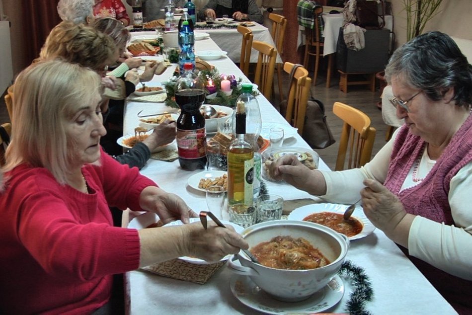 Ilustračný obrázok k článku Užili si pravú sviatočnú atmosféru: Dôchodcov potešilo spoločné posedenie pri kapustnici