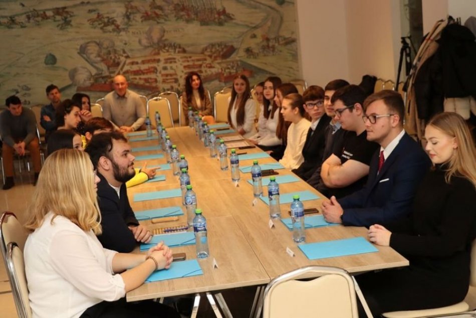 Ilustračný obrázok k článku V Nových Zámkoch začal pracovať mládežnícky parlament: Jeho členovia zložili sľub