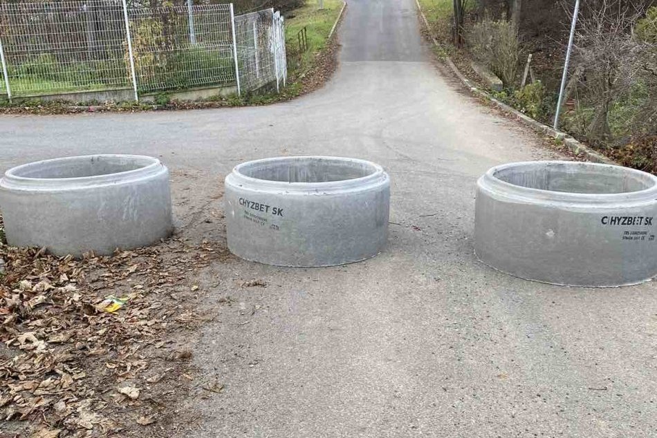 Ilustračný obrázok k článku Vo Zvolene niekto betónovými prekážkami ZATARASIL ulicu: Došlo k porušeniam zákonov?!