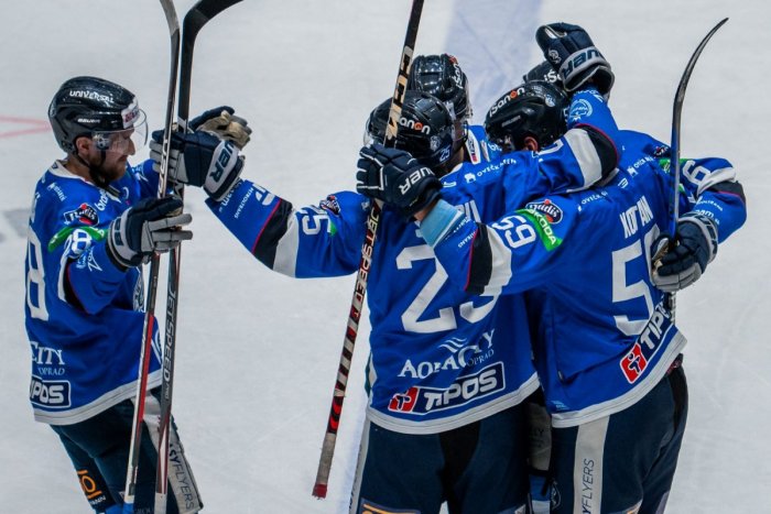 Ilustračný obrázok k článku Hokejisti vyhrali na nulu: Vyvesením vlajky pod strechou si uctili popradskú legendu