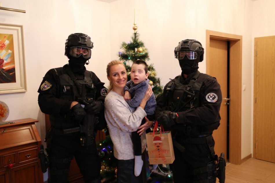 Ilustračný obrázok k článku Bystrickí kukláči ukázali veľké SRDCIA: Chorému Jankovi urobili krajšie Vianoce, FOTO