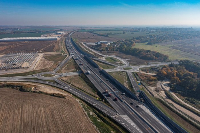 Ilustračný obrázok k článku Diaľničiari spustili NOVÚ aplikáciu: Prečo je dobré si ju nainštalovať a ako VODIČOM pomôže?