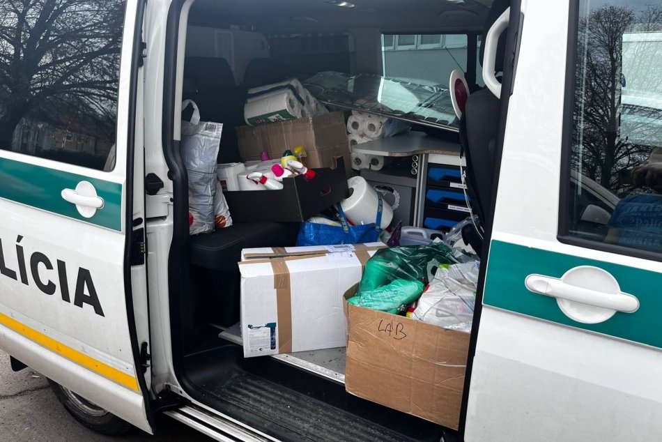 Ilustračný obrázok k článku Ochrancovia zákona urobili krásne GESTO: Darčekmi zaplnili policajné auto, FOTO