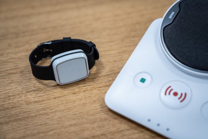 Ilustračný obrázok k článku Služba, ktorá môže ZACHRÁNIŤ život: SOS gombík v Trnavskom kraji pomáha stovkám seniorov