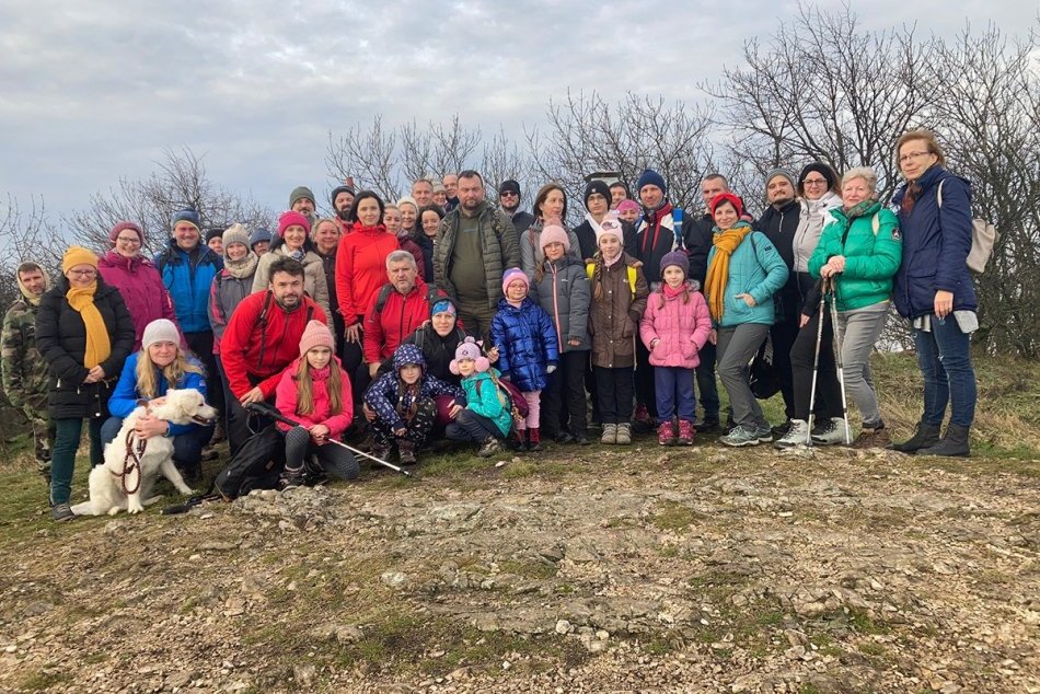 Ilustračný obrázok k článku Nelenili ani cez sviatky: Turisti si užili spoločný Vianočný výstup na Zobor