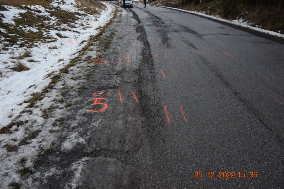 Ilustračný obrázok k článku Auto po šmyku zrazilo chodca: Pri HROZIVEJ nehode utrpel VÁŽNE zranenia, FOTO