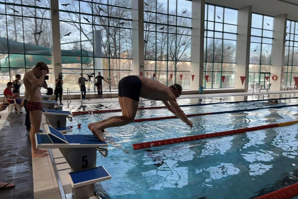 Ilustračný obrázok k článku Vstup na plaváreň bude BEZPLATNÝ: Obľúbená 24-hodinovka OSLÁVI už 25 rokov