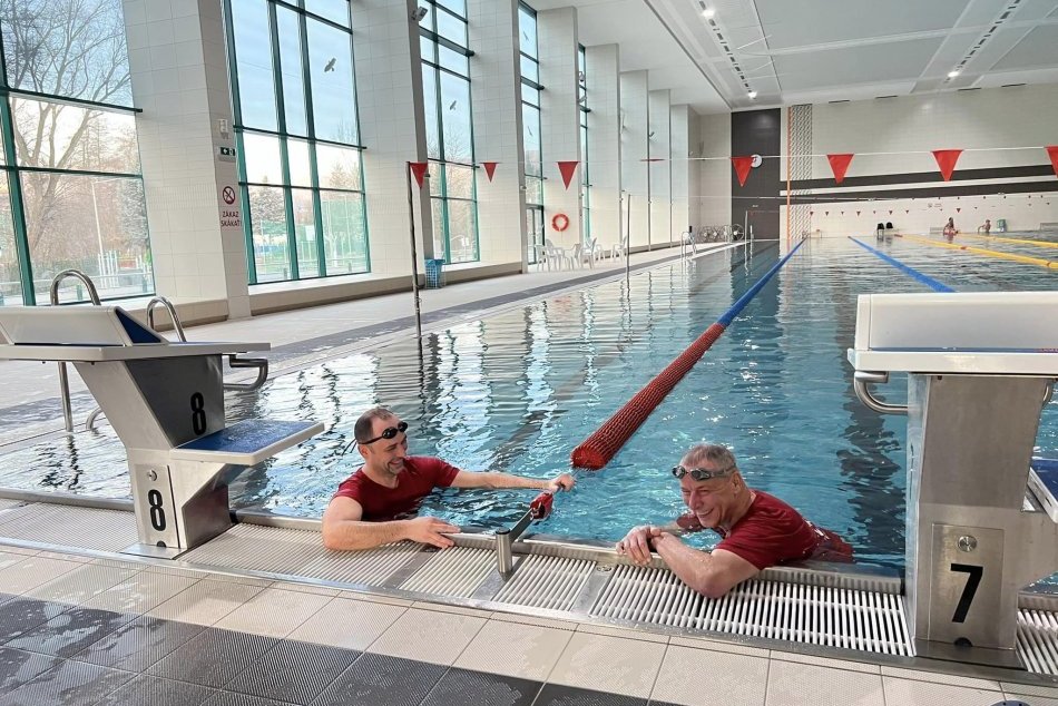 Ilustračný obrázok k článku Bystrická plaváreň je otvorená ZDARMA: Nosko skončil v bazéne v tričku, FOTO