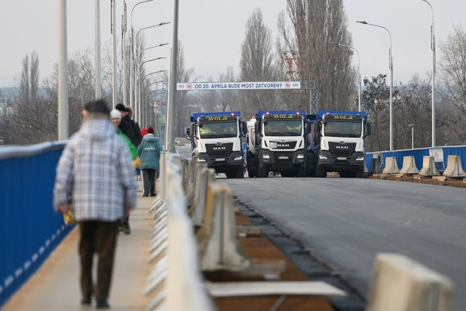 Ilustračný obrázok k článku Na moste v Hlohovci urobili záťažové testy: Sú rozhodujúce pre jeho otvorenie, VIDEO