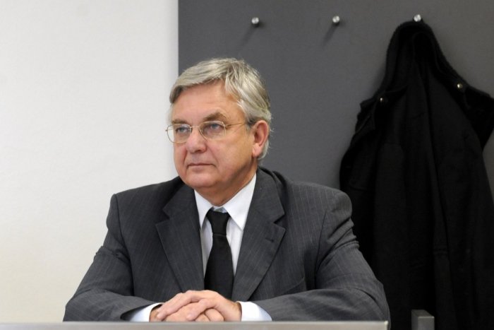 Ilustračný obrázok k článku Ďalšie ÚMRTIE v politike: Vo veku 77 rokov zomrel bývalý poslanec Miklós Duray