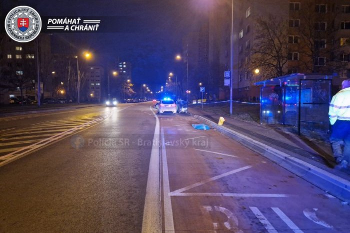 Ilustračný obrázok k článku TRAGICKÁ udalosť na zastávke: Muž náhle skrížil dráhu autobusu a stalo sa mu to osudným