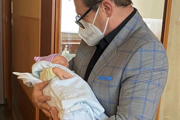 Ilustračný obrázok k článku Prvým Prešovčanom roka 2023 je Viliam: Primátor Oľha mu doniesol plienkovú tortu