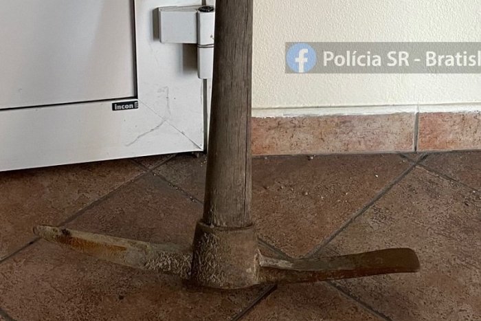 Ilustračný obrázok k článku DRÁMA v Bratislave: Muž zaútočil KROMPÁČOM na auto! V ňom sedela nič netušiaca žena...