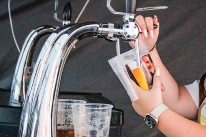 Ilustračný obrázok k článku KURIOZITA na východe: Zlodej nešiel po peniazoch, vlámal sa do bufetu a ukradol VÝČAP!