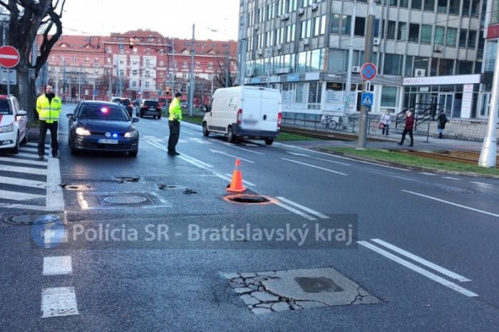 Ilustračný obrázok k článku PREPADNUTÁ vozovka na frekventovanej ceste v Bratislave: Vodiči, dávajte si POZOR!