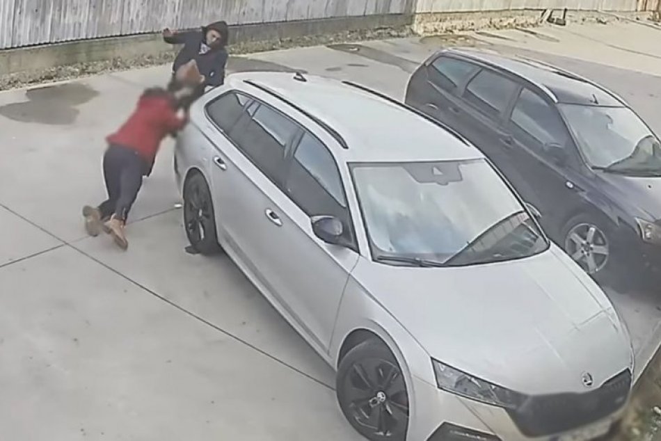 Ilustračný obrázok k článku Autentické ZÁBERY z lúpeže: Zlodej prepadol dôchodkyňu a SUROVO ju dokopal! FOTO