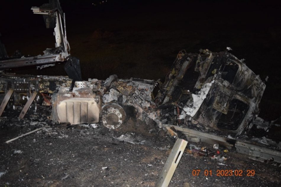 Ilustračný obrázok k článku Nové INFO o čelnej zrážke kamióna s autom: Prehovorili SVEDKOVIA z miesta tragédie, FOTO