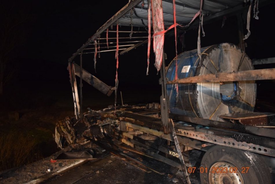 Ilustračný obrázok k článku Ďalšia TRAGICKÁ noc na cestách: Zrážku s kamiónom neprežil vodič osobného auta