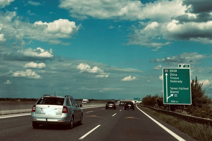 Ilustračný obrázok k článku Šéf diaľničiarov: Kebyže nezvýšime ceny ZNÁMOK, diaľnice by vyzerali ako cesty TRETEJ triedy