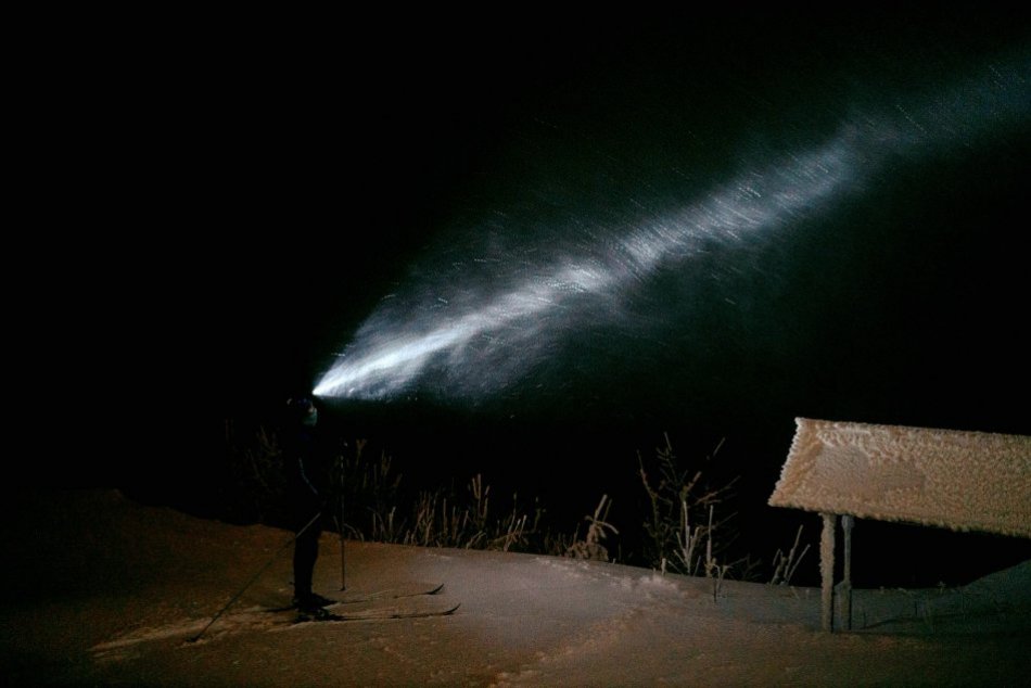 Ilustračný obrázok k článku Jedinečný zážitok nad nočnou Bystricou: Posledná ŠANCA obuť bežky pod HVIEZDAMI