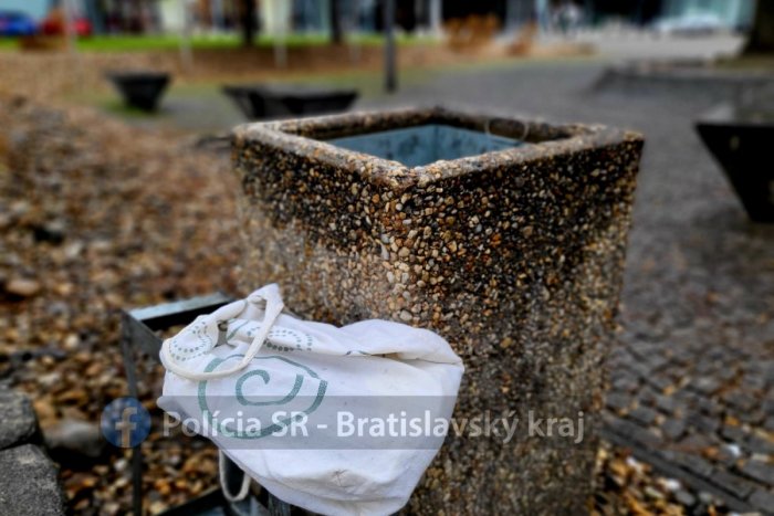 Ilustračný obrázok k článku Seniorku oklamal FALOŠNÝ policajt: Ku košu na ulici dala ZLATÉ šperky a celoživotné ÚSPORY