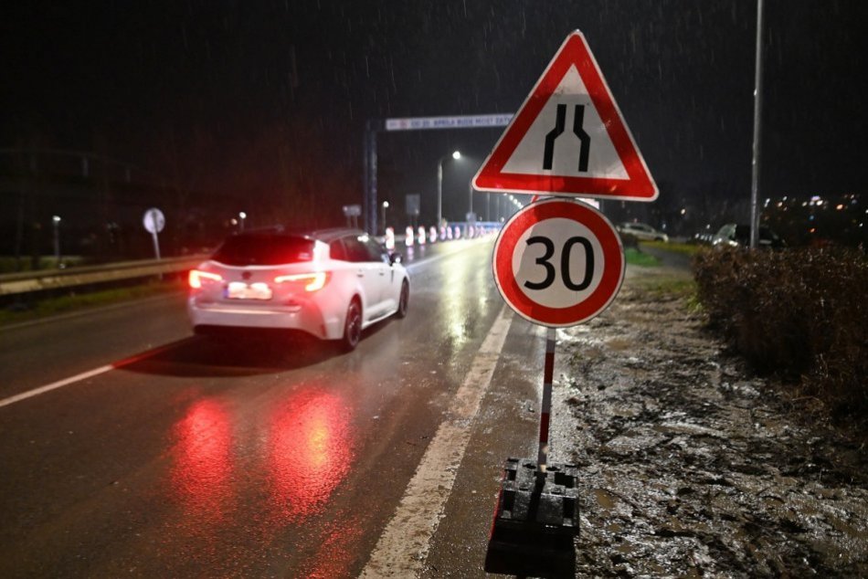 Ilustračný obrázok k článku Motoristi sa dočkali: Most v Hlohovci je OTVORENÝ, FOTO a VIDEO