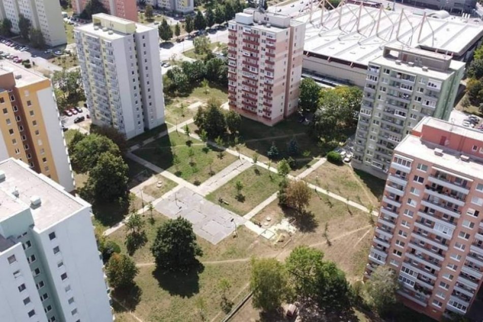 Ilustračný obrázok k článku Zvolenčania sa vnútrobloku za TRIŠTVRTE milióna nedočkajú: Čo je dôvodom?