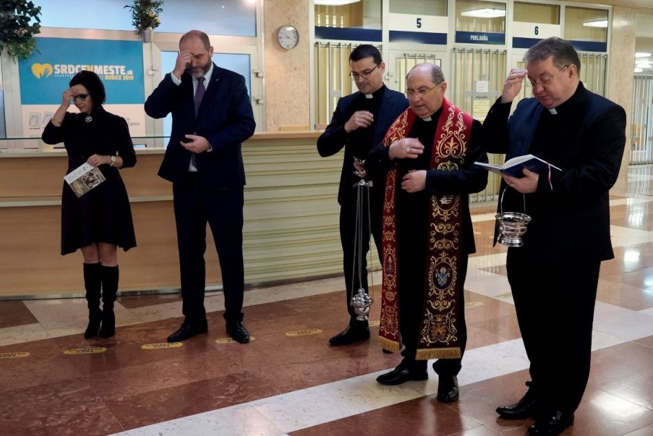 Ilustračný obrázok k článku V mene Otca i syna... Posväcovanie magistrátu pobúrilo Košičanov: Je to s KOSTOLNÝM PORIADKOM?