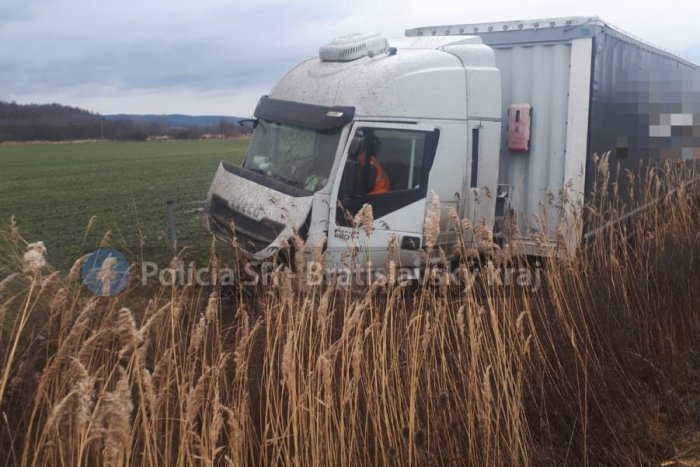 Ilustračný obrázok k článku Kamión si to "namieril" rovno do poľa: Vodiči pozor, TOMUTO úseku na D2 sa radšej vyhnite!