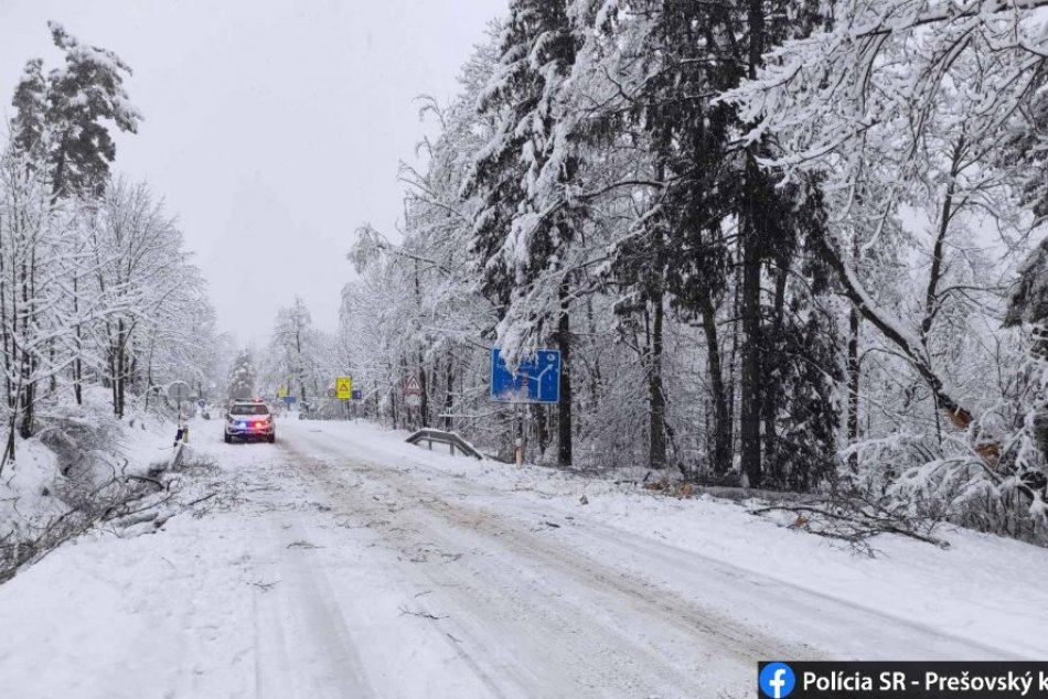 Ilustračný obrázok k článku ŠOFÉRI, buďte opatrní: Na východe Slovenska husto SNEŽÍ! Komplikuje to dopravu, FOTO